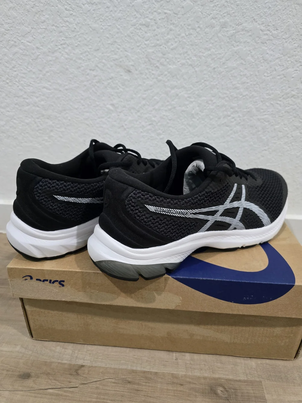 ASICS Gel Kumo Men's  Black Running Shoes with White Accent